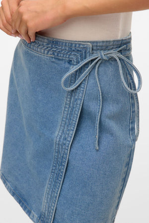 Liza korte denim wikkelrok - medium blauw denim