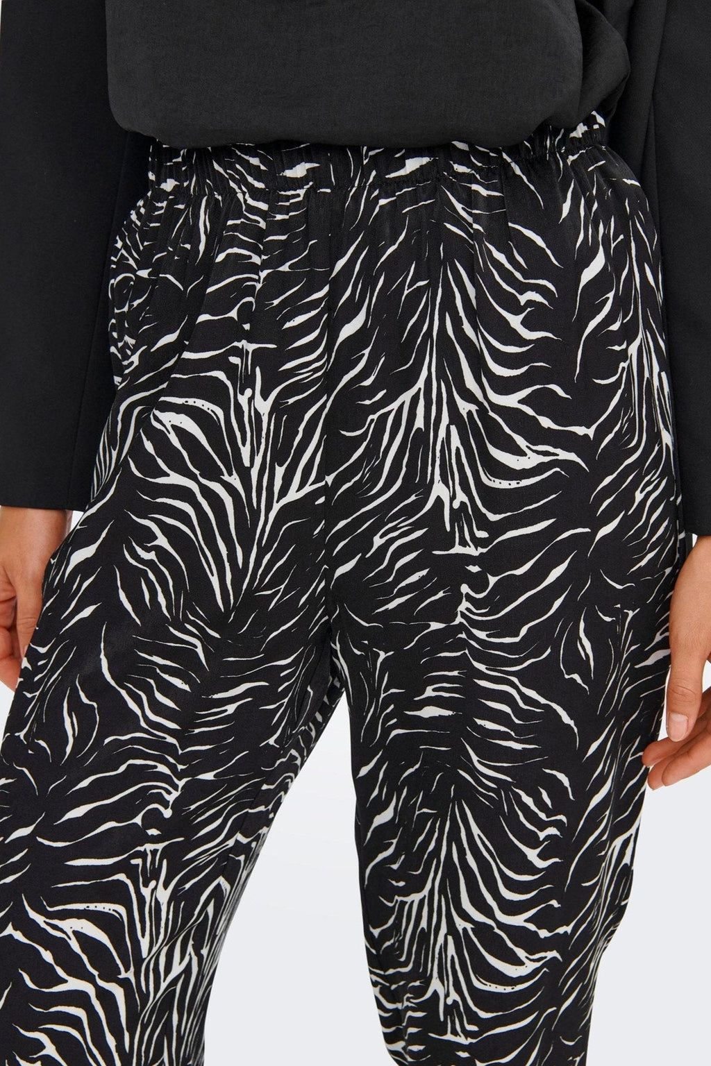 Mille Buker - Sort M. Hvide Striber