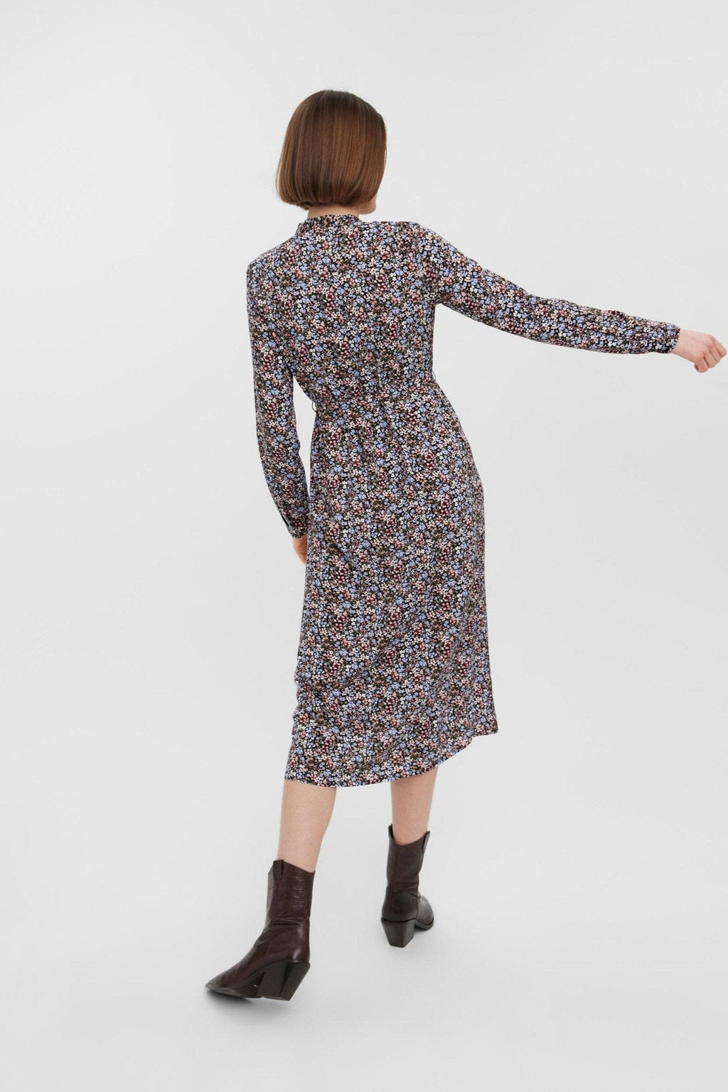 Eenvoudige lange shirtjurk - zwart met blauwe bloemen