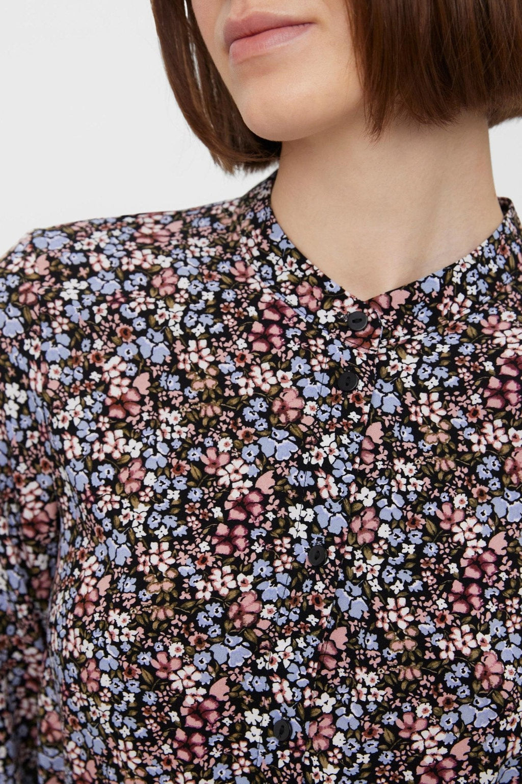 Eenvoudige lange shirtjurk - zwart met blauwe bloemen